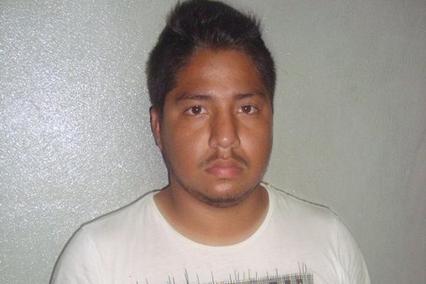 Luis Enrique López, sindicado del robo de motocicletas, permanece en la Comisaría 33, en Mazatenango. (Foto Prensa Libre: Omar Méndez)&nbsp;