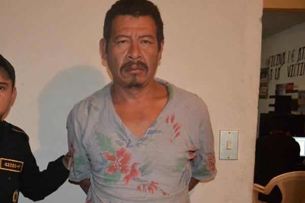 Víctor Hugo López, sindicado del robo de ganado, permanece en la subestación de El Jícaro. (Foto Prensa Libre: Hugo Oliva) <br _mce_bogus="1"/>