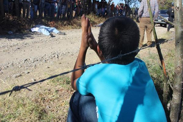Dos hombres fueron asesinados tras ser asaltados por delincuentes en el Cantón Lomitas, Jutiapa. (Foto Prensa Libre: Oscar González)<br _mce_bogus="1"/>