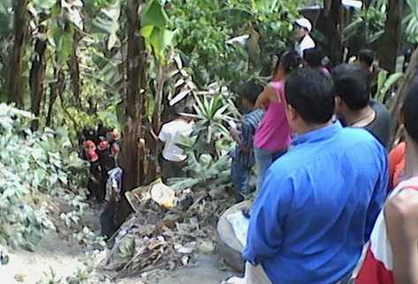 Los restos se encontraron en un río de aguas negras. (Foto Prensa Libre: Julio Lara)