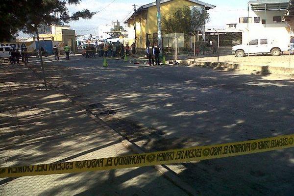 Autoridades resguardan el lugar donde fue baleado Aparicio Román, en Santa Cruz del Quiché. (Foto Prensa Libre: Óscar Figueroa) <br _mce_bogus="1"/>