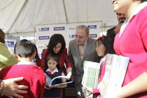Ministra de Educación, Cynthia Del Águila, junto al director de Prensa Libre, Miguel Ángel Méndez, entregan material a estudiantes (Foto Prensa Libre: E. Bercián)