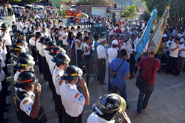Socorristas de varios municipios participan en inauguración de estación de Bomberos Voluntarios en San Antonio La Paz, El Progreso. (Foto Prensa Libre: Hugo Oliva)<br _mce_bogus="1"/>