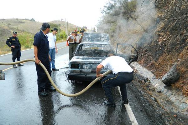 Piloto de camión cisterna apaga fuego en automóvil donde se desplazaban jóvenes estudiantes, en Zacapa. (Foto Prensa Libre: Víctor Gómez)<br _mce_bogus="1"/>
