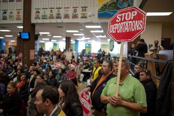 Una de las demandas de los  inmigrantes indocumentados en EE.UU. es el alto a las deportaciones. (Foto Prensa Libre:EFE)
