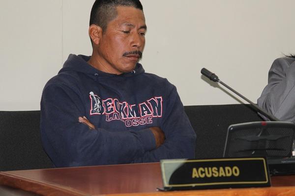 Jacinto García, quien fue hallado culpable de la muerte de un hombre, escucha la sentencia del Tribunal de Sentencia de Jutiapa. (Foto Prensa Libre: Óscar González)