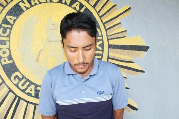 Selvin Ranferí Cardona, sindicado de tres delitos, permanece en la subestación de El Asintal. (Foto Prensa Libre: Rolando Miranda)&nbsp;