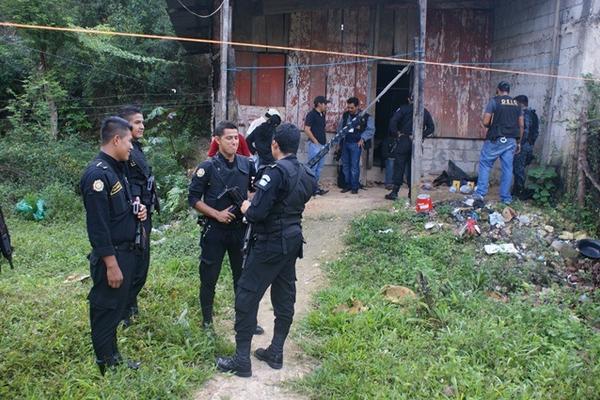 Investigadores permanecen frente a la vivienda de Jaimen Saúl Tziul, a quien se le decomisó marihuana en San Benito. (Foto Prensa Libre: Rigoberto Escobar)