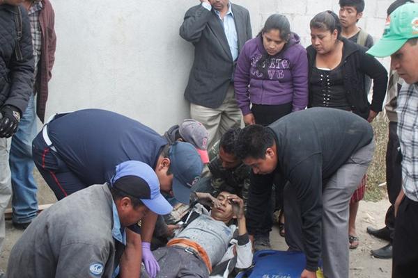 Un hombre que colocaba un rótulo en una gasolinera tocó accidentalmente cables de alta tensión. (Foto Prensa Libre: Víctor Chamalé)<br _mce_bogus="1"/>