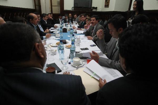 Jefes de bloques discuten las reformas  a la Ley de Presupuesto,  durante una reunión con el viceministro de Finanzas, Edwin Martínez —centro, derecha—.