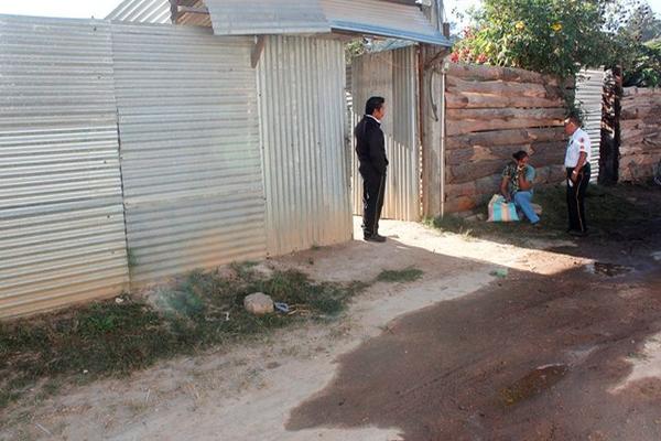 Fachada de la vivienda donde se suicidó Roselia Guerra, en Chimaltenango. (Foto Prensa Libre: Víctor Chamalé)
