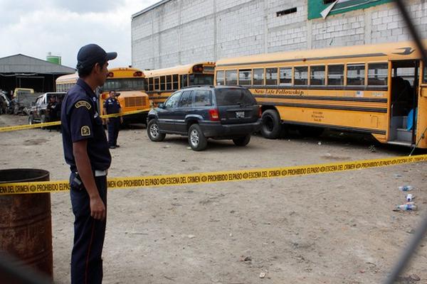 Autoridades resguardan el lugar del ataque donde murió René Demesio Camey en Chimaltenango. (Foto Prensa Libre: Víctor Chamalé)