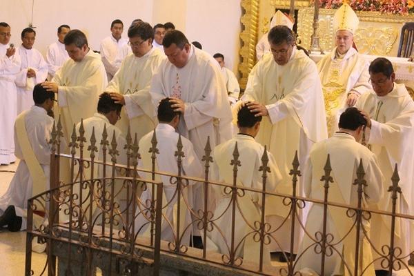 Un grupo de sacerdotes bendice a los nuevos diáconos en Escuintla. (Foto Prensa Libre: Melvin Sandoval) <br _mce_bogus="1"/>