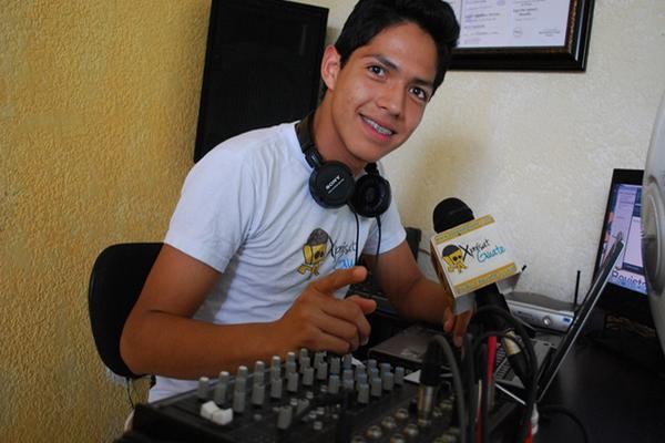 Alejandro Martinez, produce una radio revista que se transmite en un sitio de internet.<br _mce_bogus="1"/>