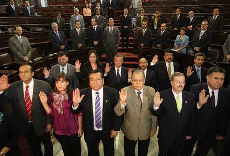 Decanos y el presidente de CSJ, José Arturo Sierra, toman juramento. (Foto Prensa Libre: Esbin García)