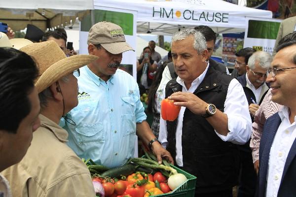 Pérez visita  PUESTOS de verduras en la Enca.
