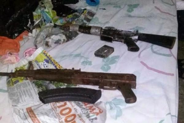 Armas y municiones fueron localizados en varios de los allanamientos efectuados a San Pedro Ayampuc. (Foto Prensa Libre: PNC)<br _mce_bogus="1"/>