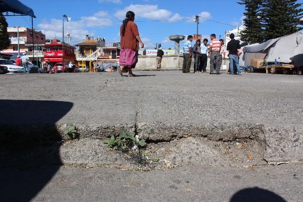 Todo el bordillo de la plaza está dañado.