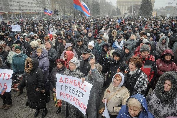 UN GRUPO  de  manifestantes prorruso se congrega en Donetsk, Ucrania, para pedir que se celebre un referendo como se hizo en Crimea. (Foto Prensa Libre: EFE)