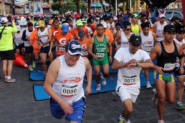 Corredores participan en la medio maratón Reu-Guatemágica efectuada en Retalhuleu. (Foto Prensa Libre: Rolando Miranda) <br _mce_bogus="1"/>