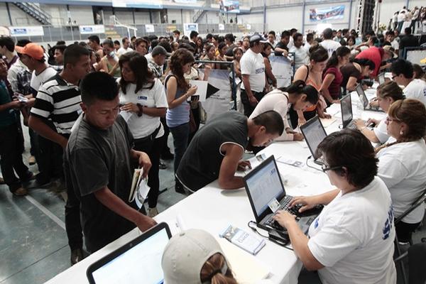Jóvenes se enlistan en el programa de servicio civil. (Foto Prensa Libre: Alvaro Interiano)<br _mce_bogus="1"/>
