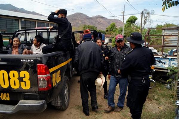 Los cuatro detenidos en Cubulco, Baja Verapaz, fueron llevados a Rabinal. (Foto Prensa Libre: Carlos Grave)<br _mce_bogus="1"/>