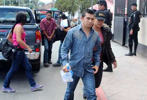 Cristián Ligorría y José de Jesús Ruiz &mdash;atrás&mdash; caminan junto a los agentes que los capturaron en junio del año pasado. A la derecha,  son conducidos Mario Adalberto Duarte Sical  y Pablo Enrique Ruiz Gutiérrez.