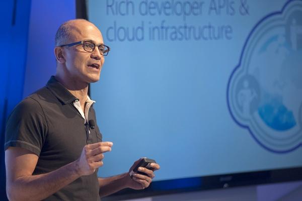 Nadella presentó hoy la llegada de Office, con Word, Excel y PowerPoint, a las tabletas iPad. (Foto Prensa Libre: AFP)
