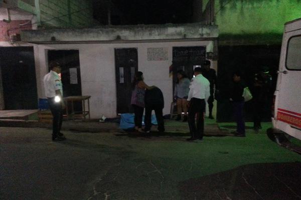 Escena del crimen contra el salvadoreño Kevin Ulises Cerón Duque, en la zona 3 de Chimaltenango. (Foto Prensa Libre: Víctor Chamalé)