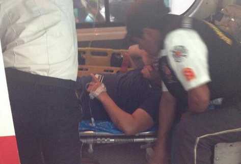 Los agentes tenían heridas en los brazos. (Foto Prensa Libre: CBV)