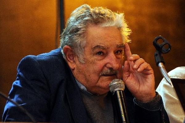 El presidente de Uruguay, José Mujica, decidió recientemente retirar a la policía de las tribunas de los estadios de futbol. (Foto Prensa Libre: EFE).<br _mce_bogus="1"/>