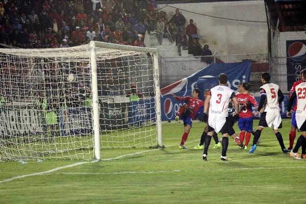 Luis Martínez marca el primer gol de Xelajú MC. (Foto Prensa Libre: Carlos Ventura)