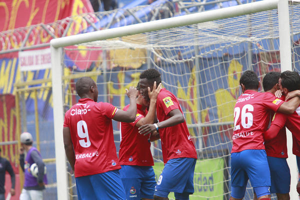 Marvin Ávila celebra con sus compañeros el gol del triunfo ante Deportivo Malacateco. (Foto Prensa Libre: Jesús Cuque)