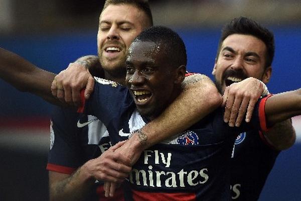 Blaise Matuidi (centro), anotó el gol del triunfo del París Saint-Germain. (Foto Prensa Libre: AFP)