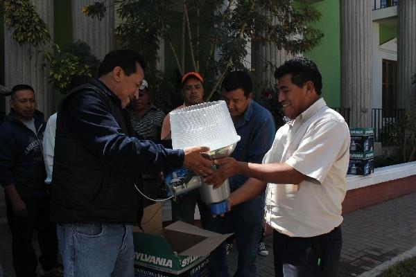 representantes de Energuate  entregan lámparas en Santa Lucía Utatlán, Sololá.