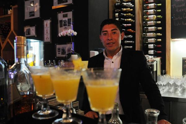 Participante de la eliminatoria del certamen de coctelería Wolrd Class. (Foto Prensa Libre: Áxel Vicente)