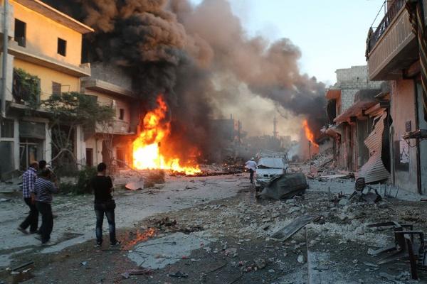 Pese a la guerra civil en Siria —bombardeo en Alepo—, el Gobierno convocó a comicios.(Foto Prensa Libre: AFP)