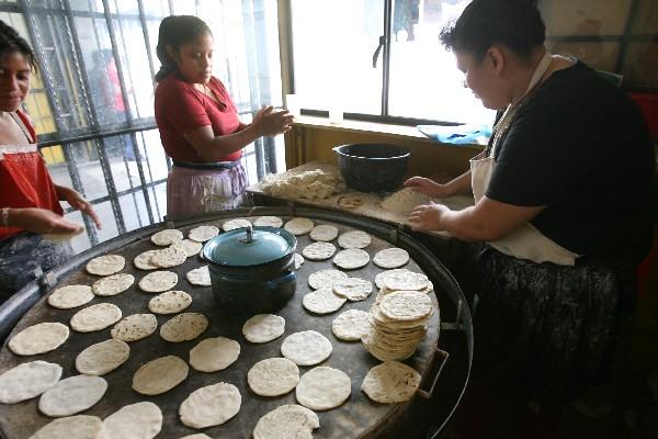 La dieta de los guatemaltecos se basa en el maíz,  especialmente en   tortillas.