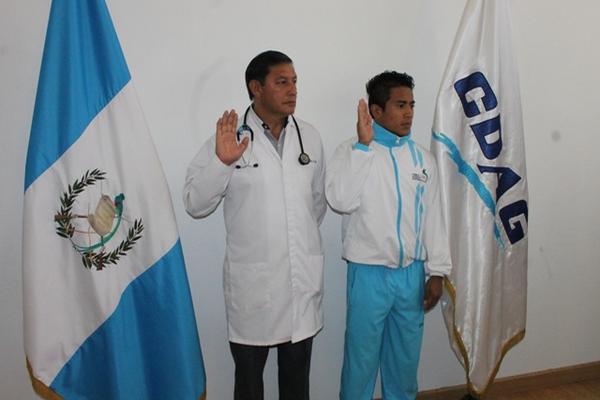 Julio César Molina mientras es juramentado para representar a Guatemala. (Foto Prensa Libre: cortesía CDAG)