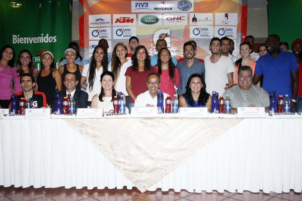 Atletas y dirigentes deportivos posan para las cámaras al finalizar la conferencia de prensa. (Foto Prensa Libre: cortesía Norceca)