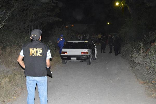 Peritos del Ministerio Público recaban datos de crimen en Teculután, Zacapa. (Foto Prensa Libre: Víctor Gómez)<br _mce_bogus="1"/>