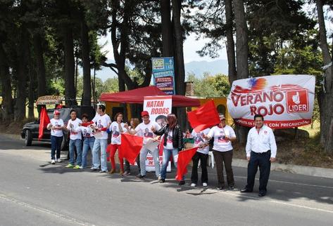 El diputado Natán Rodas -último de la derecha- junto a seguidores promociona al partido Líder en la ruta entre La Esperanza y Quetzaltenango. (Foto Prensa Libre: Alejandra Martínez)