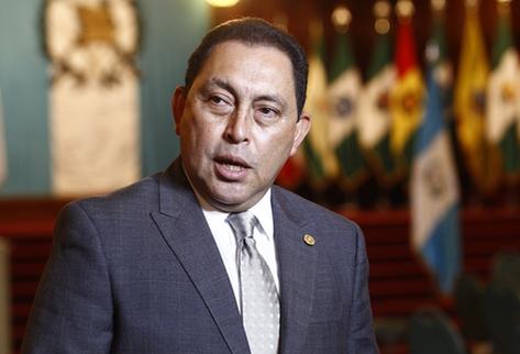 El ministro de Gobernación Mauricio López Bonilla, dijo que es lamentable destinar policías a un clásico, cuando hay temas más importantes. (Foto Prensa Libre: Archivo)