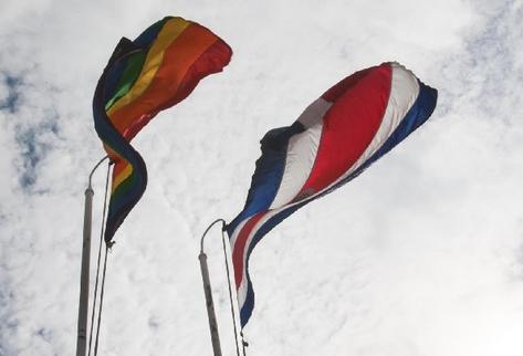 Bandera de la diversidad sexual junto a la de Costa Rica, izadas por el presidente del país (Foto Prensa Libre: AP)