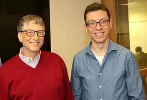 Luis von Ahn publicó en su Facebook hoy una foto en compañía de Bill Gates, fundador de Microsoft.