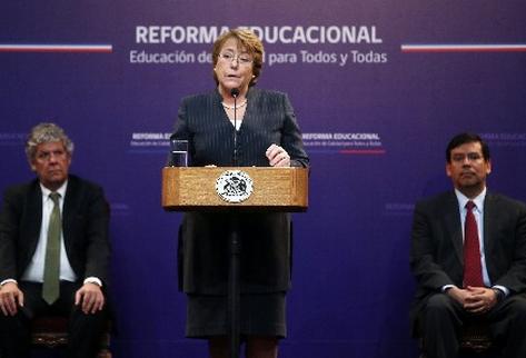 Michelle Bachelet da un discurso durante la firma del proyecto de ley a la nueva reforma en educación. (Foto Prensa Libre:EFE)