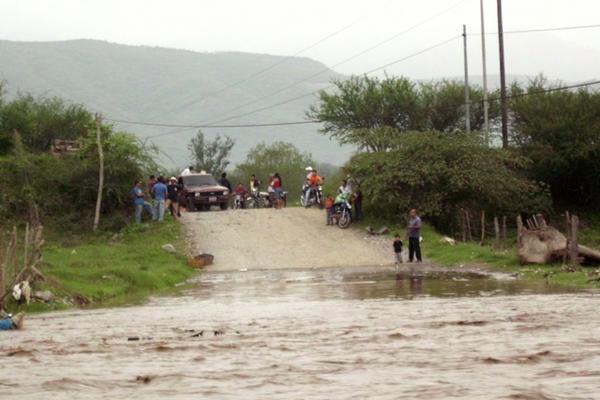 Vecinos optaron por arriesgar su vida y atravesar el río. (Foto Prensa Libre: Héctor Contreras)