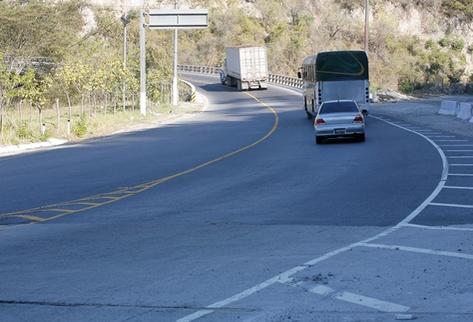 El tramo carretero de la ruta al Atlántico será ampliado en su tercera fase a cuatro carriles con el apoyo de Taiwán. (Foto Prensa Libre: Archivo)