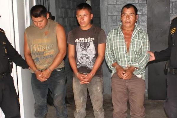 Tres sujetos que laboraban en una finca en Sayaxché, Petén fueron detenidos con armas de grueso calibre. (Foto Prensa Libre: Rigoberto Escobar)