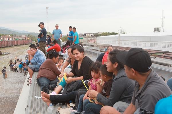 El tren de carga La Bestia transporta decenas de migrantes centroamericanos, rumbo a Oaxaca, México, quienes luego viajan a EE. UU. (Foto Prensa Libre/Archivo)